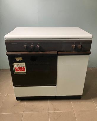 Cucina Indesit a Gas con Portabombola