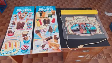 Scrivanie ed vecchie tabelle/insegna gelati