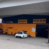 Impiegata ufficio accettazione settore pneumatici