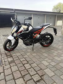 MOTO KTM DUKE 125 (2018)