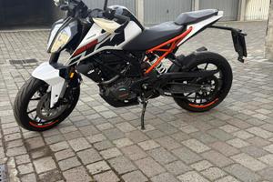 MOTO KTM DUKE 125 (2018)
