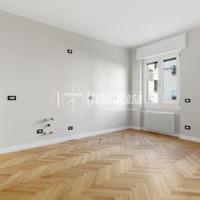 TRILOCALE LIBERO E RISTRUTTURATO CON MATERIALI DI