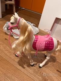 Cavallo Barbie cammina e nitrisce