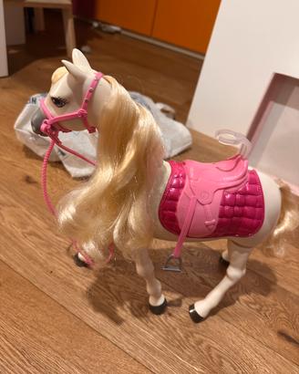 Cavallo Barbie cammina e nitrisce