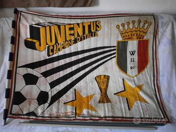 JUVENTUS F.C.:Bandiera del 1982 - 130x100 con.Asta