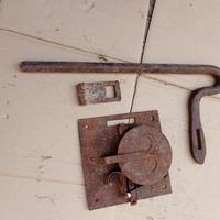 antica serratura in ferro battuto  