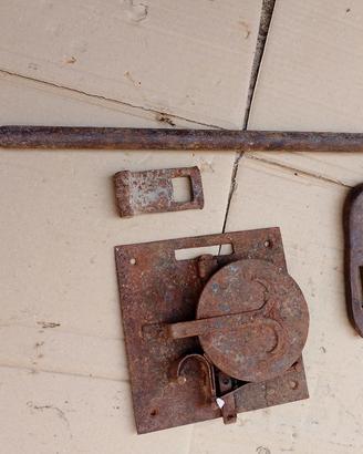 antica serratura in ferro battuto  