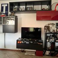 Sala IKEA modulare con pensili e colonne