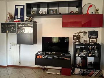 Sala IKEA modulare con pensili e colonne