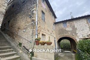 Casa indipendente di 210 m² con più di 5 locali a 