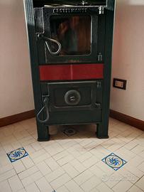 Stufa Castelmonte in ghisa, grigio scuro e rosso