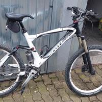 MTB Scott Genius in carbonio