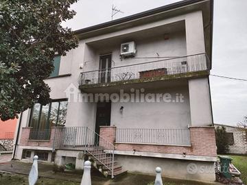 Sermide Casa singola su tre livelli ampio spazio e