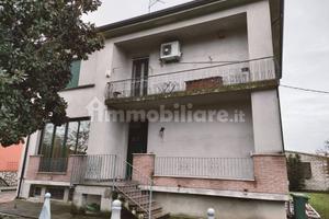 Sermide Casa singola su tre livelli ampio spazio e