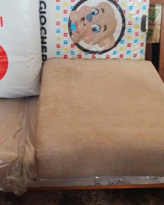 divano con struttura in legno 