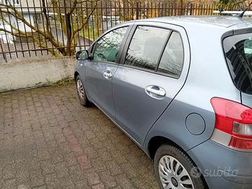Toyota yaris 1.3 vvti 5 porte