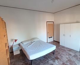 Camera matrimoniale in appartamento condiviso