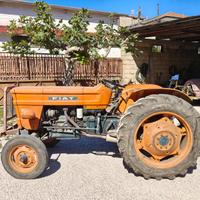 Trattore Fiat 550 con accessori