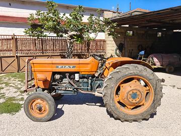 Trattore Fiat 550 con accessori