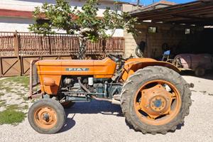 Trattore Fiat 550 con accessori