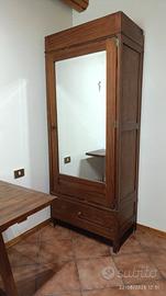 Armadio antico con specchio e cassettone 