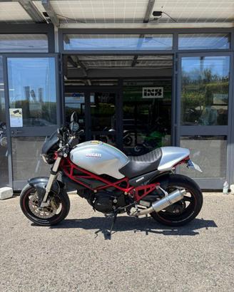 DUCATI Monster 695 .