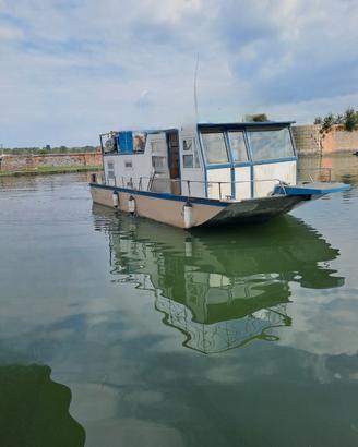 Houseboat 