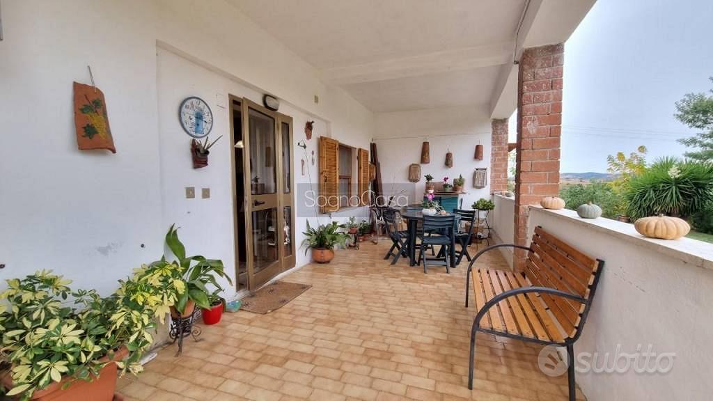 Rustico / Casale di 325 m² con più di 5 locali a M - Vista 3