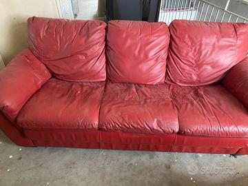Divano rosso ecopelle