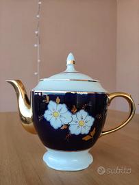 Tazza da caffè, piattino e cucchiaino