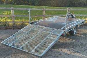 Rimorchio con rampa 250 x 178 cm. MC 1300 Kg.