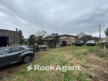 RUDERE RESIDENZIALE CON 4 ETTARI DI TERRENO AGRICO