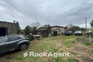 RUDERE RESIDENZIALE CON 4 ETTARI DI TERRENO AGRICO
