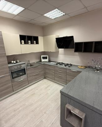 Cucina nuova con elettrodomestici
