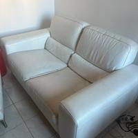 Divano e pouff coordinato in pelle bianca