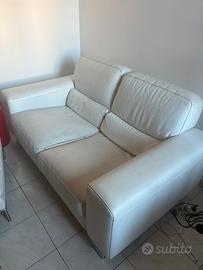 Divano e pouff coordinato in pelle bianca