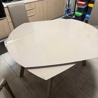 Tavola completa di sedie