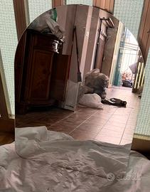 Specchio da bagno sagomato con attacchi posteriori