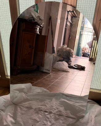 Specchio da bagno sagomato con attacchi posteriori