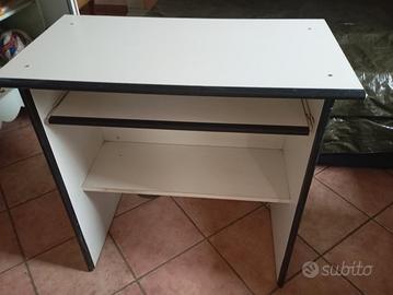 Scrivania con ripiano scorrevole 