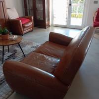 divano e poltrona in pelle stile vintage 
