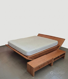 Letto matrimoniale, materasso e comodini