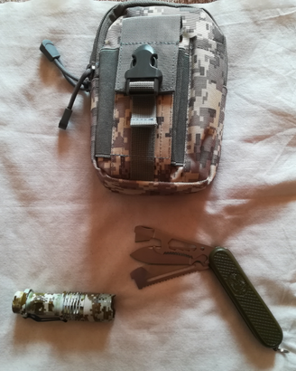 Multitool esercito spagnolo e torcia più pouch in