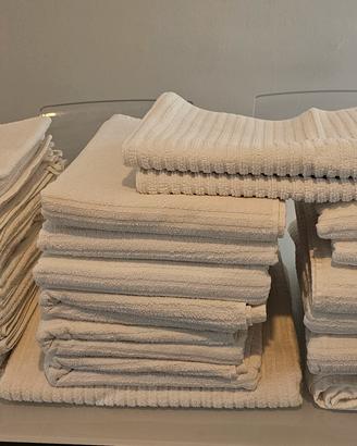 2 stock asciugamani e copripiumini