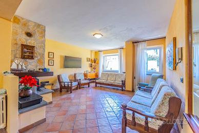 Divani e poltrone in legno