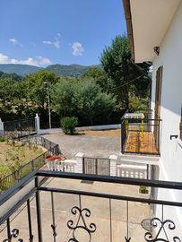 Casa in bifamiliare con giardino e spazi privati