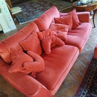 Divano con pouf e cuscini