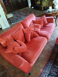 Divano con pouf e cuscini