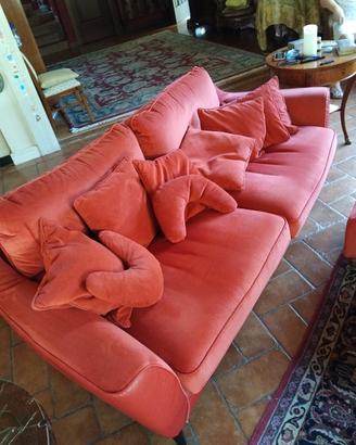 Divano con pouf e cuscini