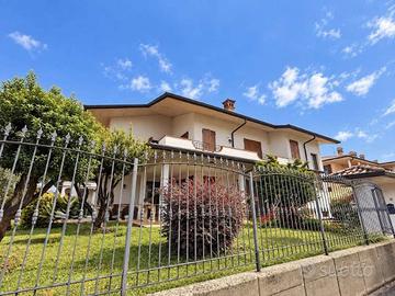 Villa di 454 m² con più di 5 locali a Boltiere